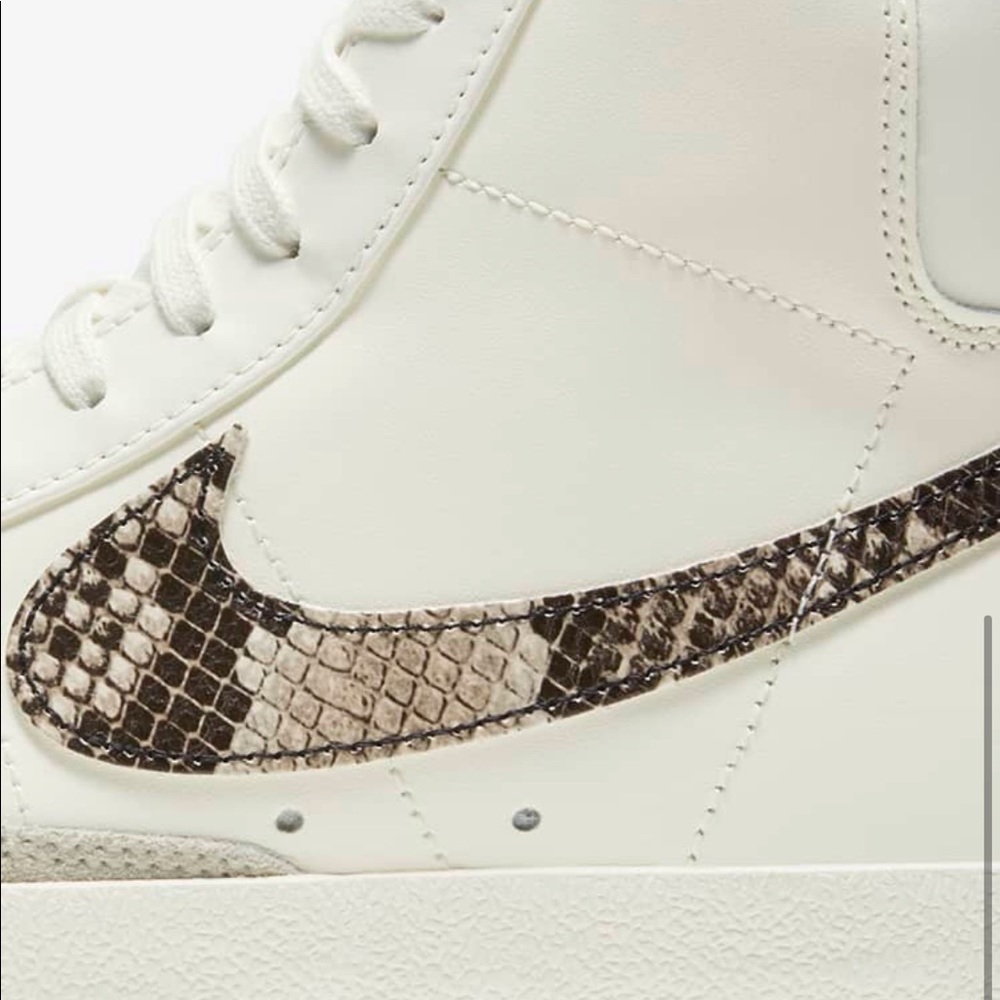Women's Nike Blazer Mid '77 SE - Picture 3 of 4